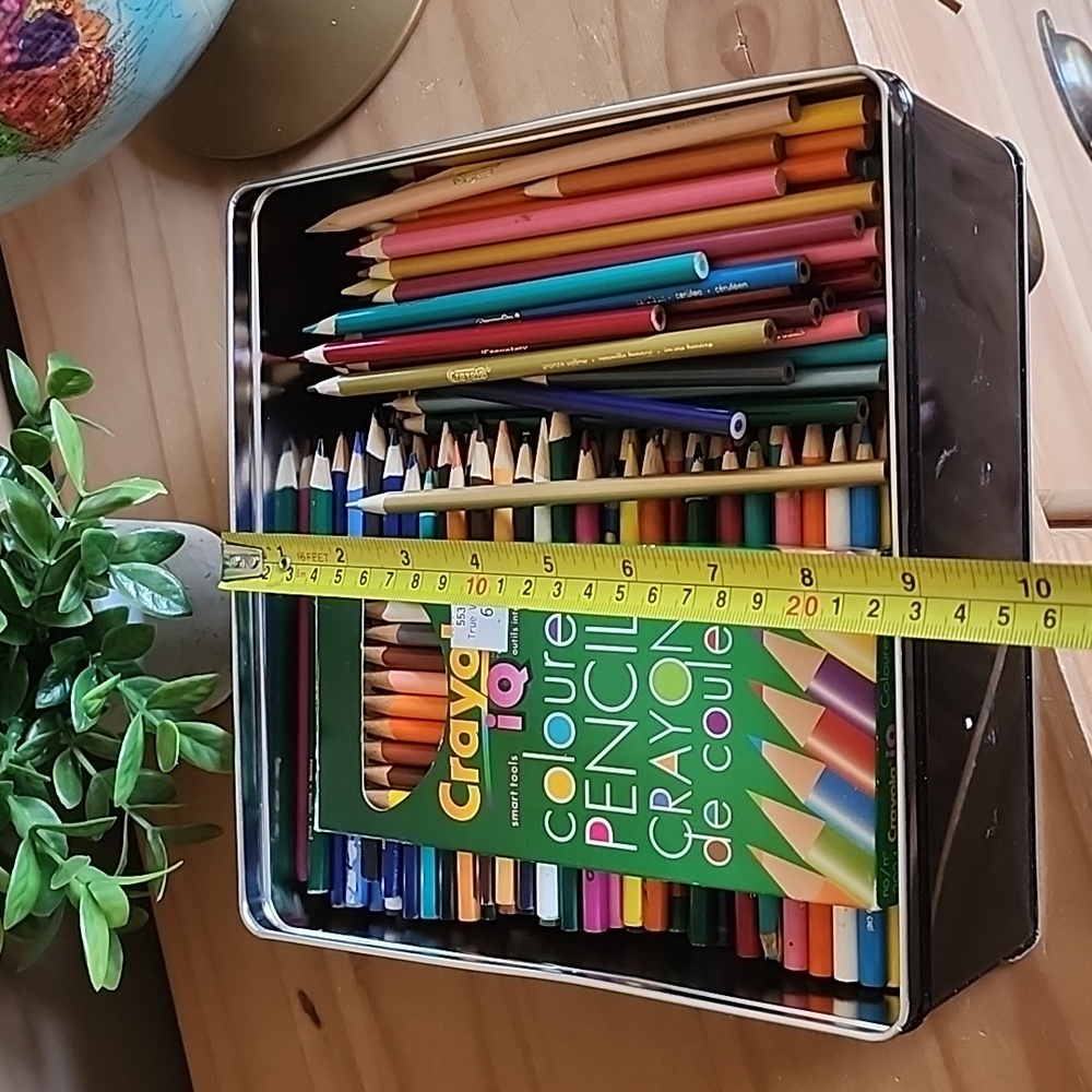 400 + Crayola Colored Pencils in Assorted Shades - Picture 8 of 10